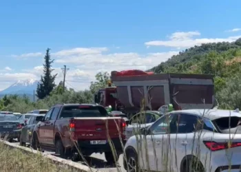Fundjava sjell “bllokim” në Elbasan, radhë të gjata në dalje të autostradës –
