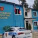 E rëndë në Kuçovë, 45-vjeçari çarmatos policin dhe e plagos