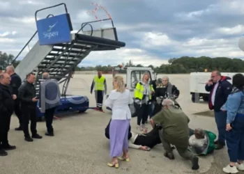 Aksident gjatë raportimit në Greqi, gazetarët rrëzohen nga shkalla e avionit –