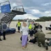 Aksident gjatë raportimit në Greqi, gazetarët rrëzohen nga shkalla e avionit –