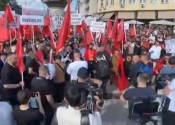 Studentët në Maqedoninë e Veriut vendosin pankarta në Gjykatën Kushtetuese –