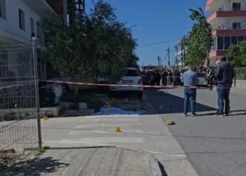Durrës/ Makina përplaset me policinë në zonën e aksidentit fatal të dy fëmijëve –