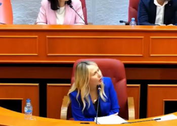 “Me shkarkoni, të bie dhe unë rehat”/ Ristani ‘shpërthen’ gjatë debatit në Këshillin Bashkiak –