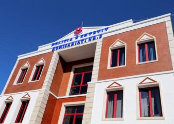 Shtesë katesh pa leje në një pallat në Tiranë, dërgohen në prokurori dy policë –