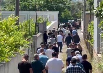U përplas për vdekje nga regjisori Petri Bozo, 7-vjeçari përcillet mes lotësh e dhimbjes për në banesën e fundit –