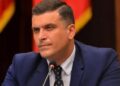 Sekretari i Përgjithshëm i Partisë së Lirisë Tedi Blushi ka paraqitur gjatë një konference shtypi të tjera dokumente në lidhje me provat e sajuara të SPAK për ish presidentitn Meta. “|SHBA rrëzoi zyrtarisht akuzën për lobim të paligjshëm, por SPAK e fshehu përgjigjen për muaj me radhë”. Kështu deklaroi Blushi gjatë daljes për mediat. Lexo edhe: Kush e pengon integrimin europian të Shqipërisë?!? Deklrata e plotë: Akuza kundër Presidentit të Partisë së Lirisë, Z. Ilir Meta për gjoja lobimin 1 milion USD të tij për një foto të pabërë me Presidentin Trump tashmë, që shërbeu si justifikim për rrëmbimin e tij mafioz në 21 Tetor të vitit 2024, tanimë është rrëzuar zyrtarisht edhe nga SPAK. Por mbështetur si përherë vetëm mbi prova dhe fakte ligjore, sot do t’u provojmë të gjithë shqiptarëve rrugën kriminale që ndoqi Edi Rama dhe Charles McGonigal, jo vetëm për mbarsjen e kësaj akuze, por edhe për helmimin e opinionit publik vendas dhe ndërkombëtar ndaj Z. Meta. Historia mafioze, nis me shkrimin e sponsorizuar nga Edi Rama dhe Charles McGonigali në gazetën “Mother Jones” të George Sorosit më 25 prill 2018, ku për herë të parë gjoja u zbulua se Z. Meta kishte paguar, sipas kësaj reviste, 1 milion USD për foton e pabërë me Presidentin Trump, duke përdorur sipas tyre një kompani guackë “Dorelita” të një greko-amerikani. Kujtojmë se ky shkrim u riprodhua në atë kohë me shpejtësi në të gjitha mediat dhe portalet e kapura nga Edi Rama dhe të financuara prej tij me paratë e ndyra të inceneratorëve. Por 4 vite pas këtij shkrimi, pothuajse i njëjti shkrim riciklohet, por kësaj here në gazetën spekulative austriake “Kronen Zeitung”, e cila në faqe të parë, në 16 maj 2022, me titullin “Krimi i një Presidenti”, pra theksoj 2 muaj para se Z. Meta të mbaronte mandatin si President i Republikës dhe ti rikthehej politikës aktive, kjo gazetë spekulative, rikthen të njëjtën akuzë të sponsorizuar të lobimit prej tij të 1 milion dollarëve për gjoja foton e pabërë me Presidentin Trump, shkrim i cili në atë kohë gjeti jehonë edhe në disa media greke. Pa kaluar as dy javë nga ky shkrim, më 10 qershor 2022, ish-deputeti i Edi Ramës apo siç e quan ai sot “ballisti im më i mirë”, Halit Valteri, bën kallëzimin në SPAK kundër Z. Meta duke pretenduar, sipas tij, se midis kompanisë “McKeon Group” dhe Kryetarit të LSI-së ishte lidhur një kontratë lobimi e financuar, sipas tij, me para që burimin kryesor e kishin nga korrupsioni. Tre muaj më vonë, më 9 shtator 2022, SPAK i dërgon një letërporosi autoriteteve amerikane dhe u kërkon sqarime lidhur me kontratën e lobimit LSI