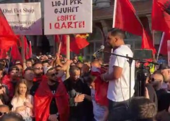 “Faleminderit Prishtina dhe Tirana”, mbyllet protesta për gjuhën shqipe –