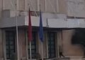 Çfarë ndodhi? Qytetari përplas makinën në shkallët e Kryeministrisë dhe shkelmon derën e godinës –