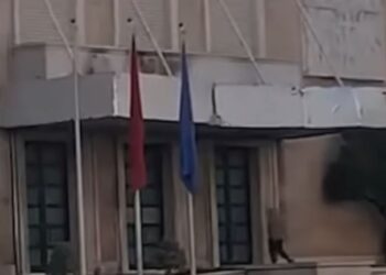 Çfarë ndodhi? Qytetari përplas makinën në shkallët e Kryeministrisë dhe shkelmon derën e godinës –