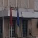 Çfarë ndodhi? Qytetari përplas makinën në shkallët e Kryeministrisë dhe shkelmon derën e godinës –