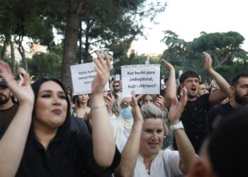 Protestë për Zvërneci, mijëra protestues mbushin Tiranën: Vazhdojmë nesër… –