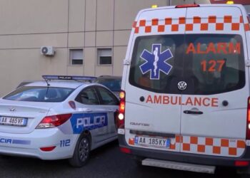 Lëndohet gjatë përplasjes me makinë, babai i ministres në Traumë –