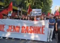 E drejta e gjuhës shqipe/ Të rinjtë marshojnë drejt Ambasadës maqedonase, në mbështetje të studentëve në RMV –
