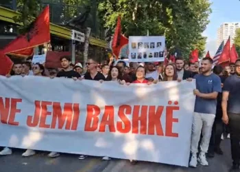 E drejta e gjuhës shqipe/ Të rinjtë marshojnë drejt Ambasadës maqedonase, në mbështetje të studentëve në RMV –