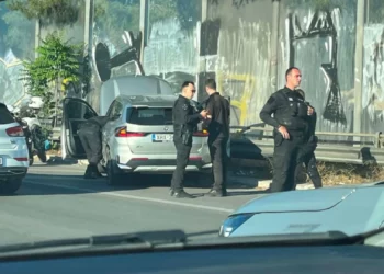 Shqiptari plagos me armë pakistanezin, ndjekje si në filma rrugëve të Athinës, 3 në pranga –