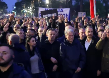 Protesta e PD/ Mbahet 1 minutë heshtje për 2 të miturit që humbën jetën tragjikisht në Durrës –