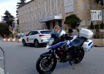 Shmangni këto akse rrugore –