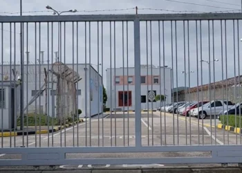 Tre të arrestuar për arkën me alkool dhe drogë në burgun e Fierit, nën hetim 6 zyrtarë –