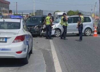 Dy makina përplasen “kokë më kokë” në aksin Elbasan-Cërrik, 3 të plagosur rëndë –