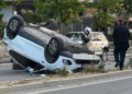Aksident i rëndë në Durrës, “Fordi” përmbyset në mes të rrugës, babë e bir transportohen urgjent për në spital –
