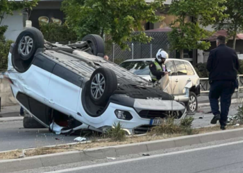 Aksident i rëndë në Durrës, “Fordi” përmbyset në mes të rrugës, babë e bir transportohen urgjent për në spital –