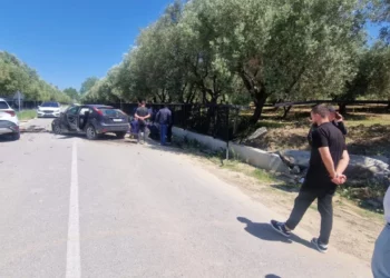 Aksident në Vlorë! Shoferi humb kontrollin mbi mjetin dhe përplaset me murin e një banese, dërgohet në gjendje të rëndë në spital –