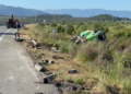 Aksident i trefishtë në Vlorë-Fier! Autoboti me ujë përmbyset në kanal, plagoset një person –