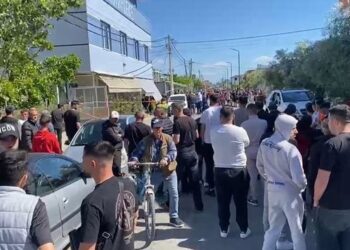 Banorët e Arapajt në Durrës ngrihen në protestë, studentja e policisë dhe vëllai i saj terrorizojnë banorët –