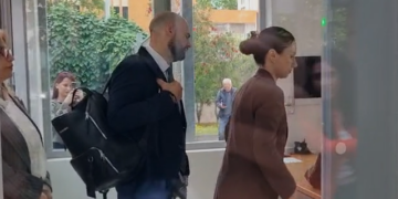 Biznesmeni Bashkim Ulaj paraqitet në GJKKO, mbahet seanca për shpifje me Agron Shehajn –