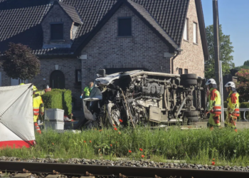 Autobuzi i shkollës përplaset me trenin e pasagjerëve në Belgjikë, ka disa viktima –