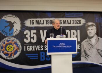 Jemi rikthyer përsëri në diktaturë, Edi Rama dekoroi babanë e tij xhelat –