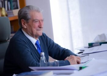 Dekoroi babanë e Ergysit për t’i mbyllur gojën Agasit Junior –