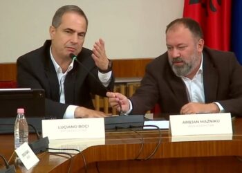 “Fute mikrofonin në xhep!” Mazniku i heq fjalën, Boçi braktis komisionin për “Territorialen” –