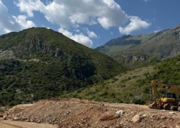 Hodhi dhera dhe inerte në Dhërmi, gjobitet dhe pezullohet aktiviteti i kompanisë “Gjikuria” –
