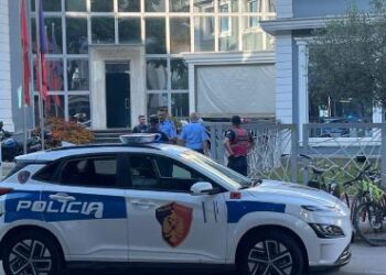 Alarm te Drejtoria e Policisë së Tiranës! Zjarr në ambientet e godinës –