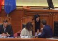 “Çohu se nuk lejohet”, Ferit Hoxha i zë vendin Ramës në Kuvend, përfaqësuesja e Kuvendit e përze me shpejtësi –