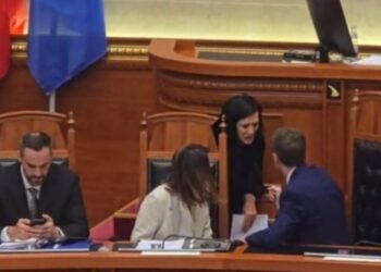 “Çohu se nuk lejohet”, Ferit Hoxha i zë vendin Ramës në Kuvend, përfaqësuesja e Kuvendit e përze me shpejtësi –