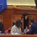 “Çohu se nuk lejohet”, Ferit Hoxha i zë vendin Ramës në Kuvend, përfaqësuesja e Kuvendit e përze me shpejtësi –