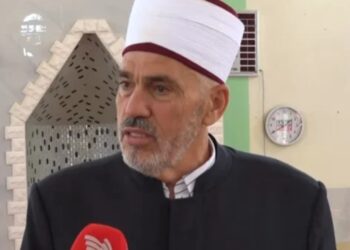 Hoxha shqiptar lë detyrën dhe hyn në politikë! Mes lotësh njofton kandidimin për deputet! –