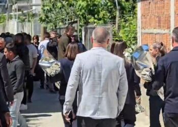 Durrësi vishet në zi! Mes dhimbjesh dhe lotësh, u jepet lamtumira e fundit dy të miturve që humbën jetën në aksidentin tragjik –
