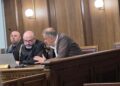 Nis seanca për ‘Sterilizimin’, ish-ministri i Shëndetësisë Ilir Beqaj nxirret nga kafazi i xhamit dhe ulet në krah të avokatit –