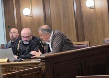 Nis seanca për ‘Sterilizimin’, ish-ministri i Shëndetësisë Ilir Beqaj nxirret nga kafazi i xhamit dhe ulet në krah të avokatit –