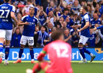 Ipswich ngjitet në Premier League, Anis Mehmetin e mbajnë në krahë si hero –