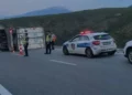 Mrekulli në Rrugën e Kombit, ‘dora e Zotit’ mban kamionin pa rënë në greminë –