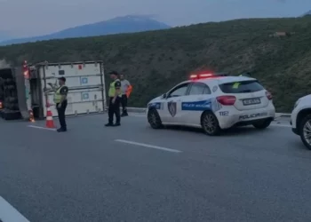 Mrekulli në Rrugën e Kombit, ‘dora e Zotit’ mban kamionin pa rënë në greminë –