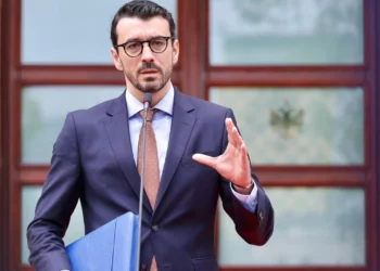 Qeveria miraton kompensim 50 lekë për litër karburant për transportin publik –