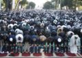 Festohet sot Kurban Bajrami, mijëra besimtarë myslimanë falën namazin në bulevardin “Dëshmorët e Kombit” –
