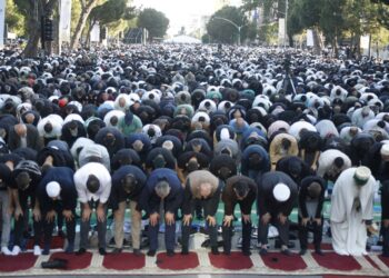 Festohet sot Kurban Bajrami, mijëra besimtarë myslimanë falën namazin në bulevardin “Dëshmorët e Kombit” –