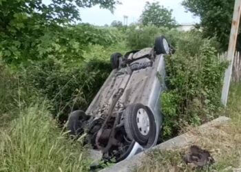 Aksident në autostradën Lushnje–Fier, mjeti del nga rruga dhe përmbyset në kanal –