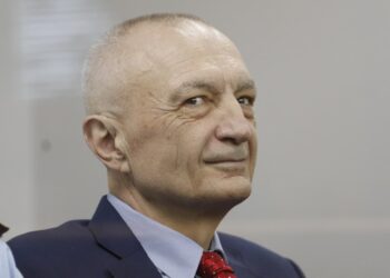 “”Më duhen 200 mijë”, sqarim jo bindës i Metës për mesazhin me biznesmenin –